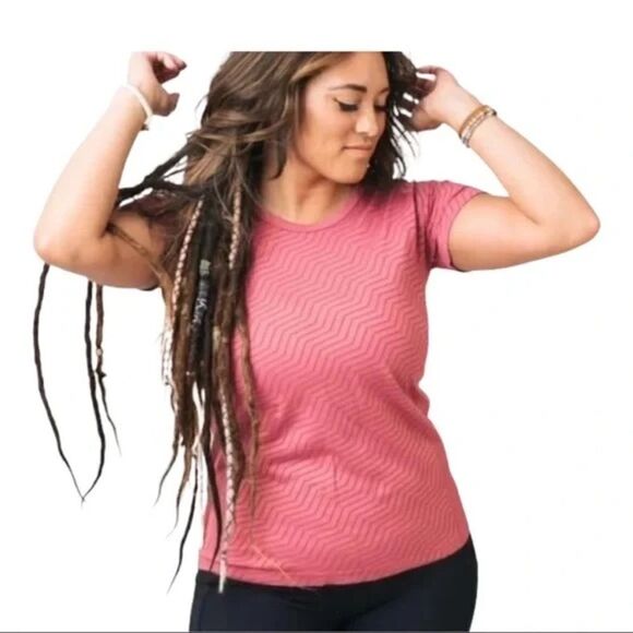 ZYIA ACTIVE Chevron Pink Poppy Copper Infused Short Sleeve Stretch Tee - Picture 2 of 11
